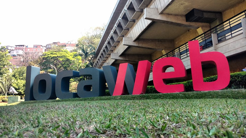 Letreiro da marca Locaweb em frente à sede da empresa