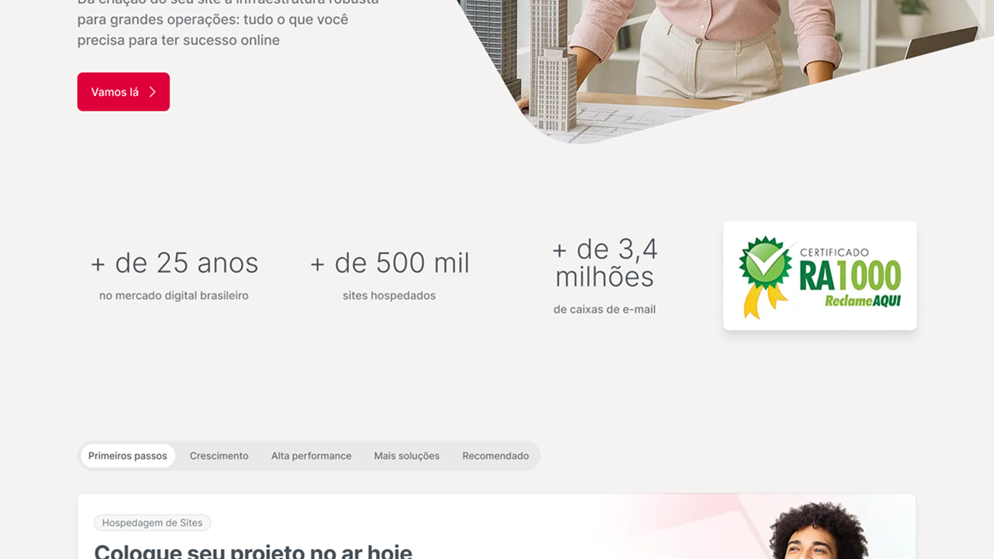 Bloco de grandes números da Locaweb na nova home, com selo RA1000